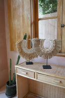 Zeegras hanger op standaard - The Messy Raffia Shell On Stand