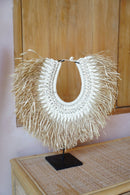 Zeegras hanger op standaard - The Messy Raffia Shell On Stand
