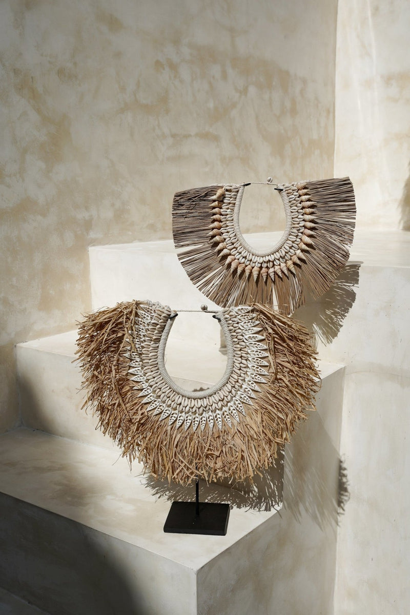 Zeegras hanger op standaard - The Messy Raffia Shell On Stand